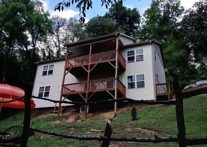 Tranquil Creekside Mountain View Getaway