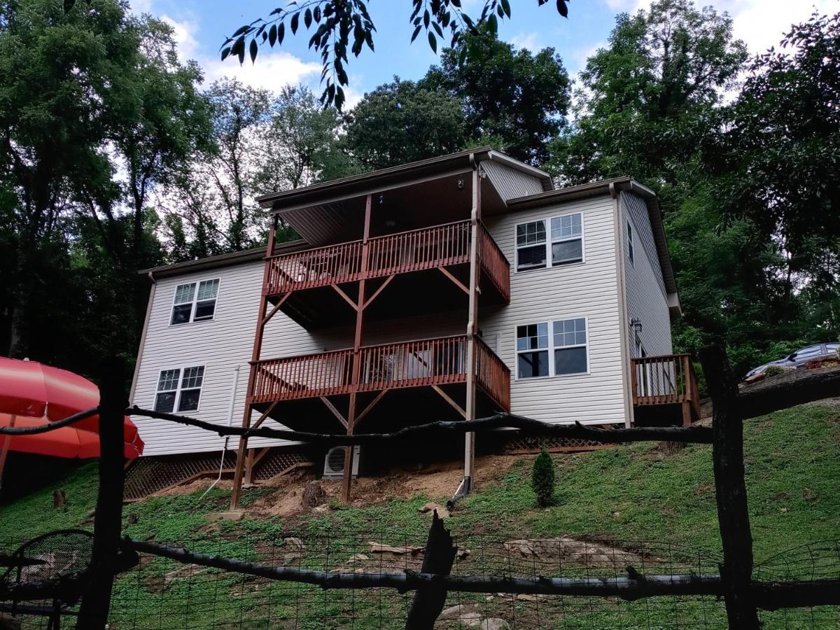 Tranquil Creekside Mountain View Getaway *