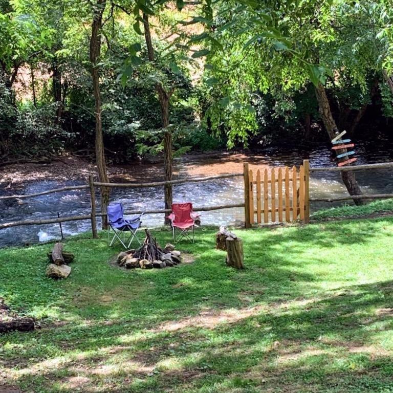Tranquil Creekside Mountain View Getaway *